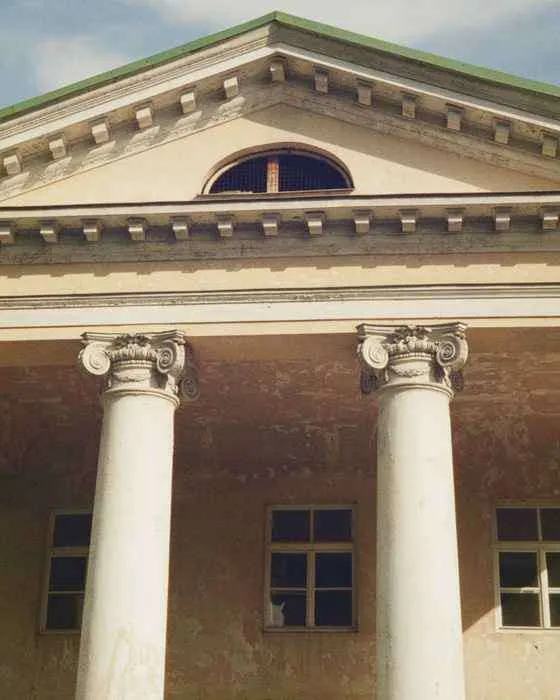 Facade of Bishumuizha Manor
